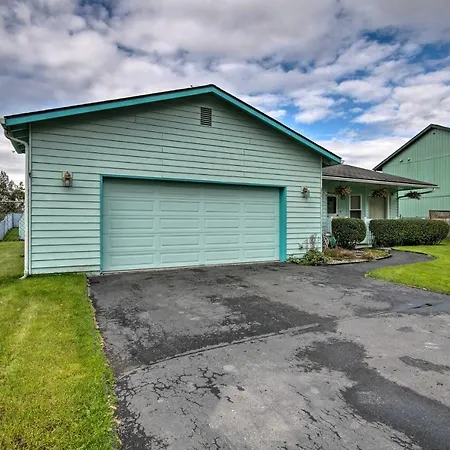 Quaint Ranch Home With Yard In Midtown Anchorage!